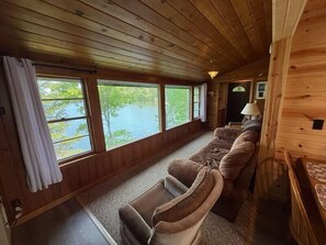 Smart-tv, dvd-spelare, böcker och ett filmbibliotek