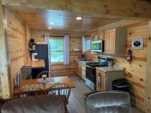 Kylskåp, mikrovågsugn, ugn och spishäll