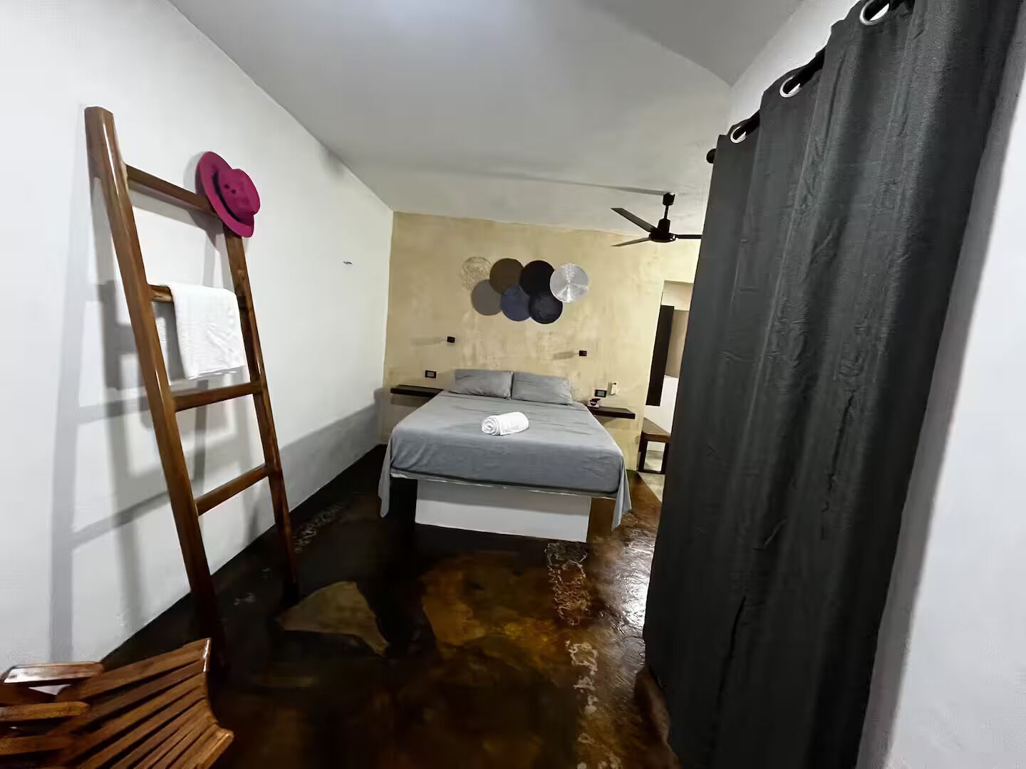 1 bedroom, bed sheets