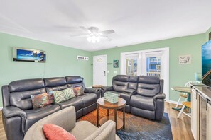 Smart TV - CB`s Salty Retreat - Walk to Carolina Beach (Carolina Beach)