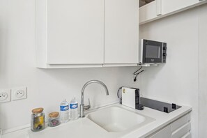 Frigorífico, microondas, placa de cocina y cafetera o tetera