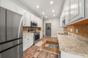 Kjøleskap, mikrobølgeovn, ovn og kokeplater