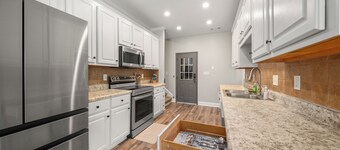 Southern Delight-4 Bed Room-7 beds- Private Backyard-Great for Larger Groups