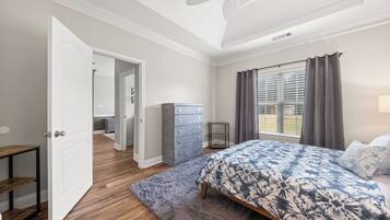 4 bedrooms, iron/ironing board, WiFi, bed sheets