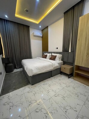 2 bedrooms, iron/ironing board, WiFi