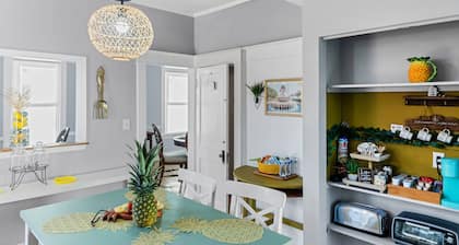 Spacious 5-bedroom Pineapple House in wonderful Pikesville/10PPL/Pets/ WiFi