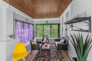 Interior - Spacious 5-bedroom Pineapple House in wonderful Pikesville/10PPL/Pets/ WiFi (Pikesville)