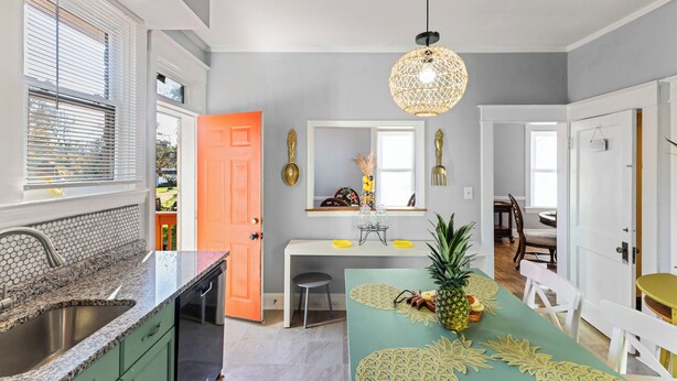 A kitchen with a granite countertop, a sink, and a window with blinds. - Spacious 5-bedroom Pineapple House in wonderful Pikesville/10PPL/Pets/ WiFi (Pikesville)
