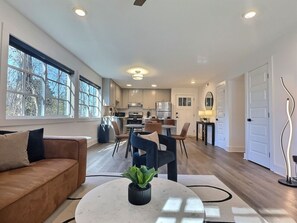 Smart TV - Upscale suite w/ pool & extra large balcony (Birmingham)