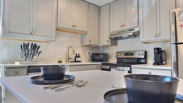 Réfrigérateur, micro-ondes, four, plaque de cuisson