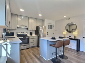 Jääkaappi, mikroaaltouuni, uuni, liesi