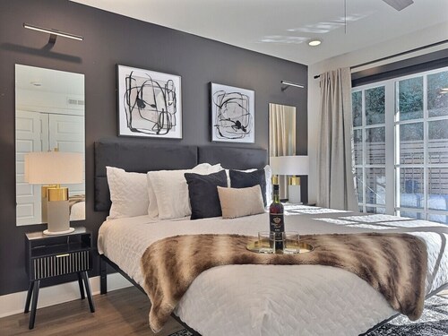 Upscale suite w/ pool & extra large balcony