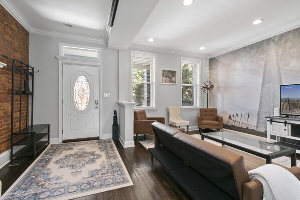 Smart TV - 3 DC Homes | Host Up to 30 Guests (Washington)