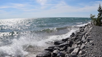 Chaises longues, serviettes de plage