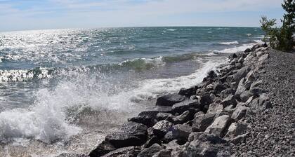 Wet Feet Retreat in East Tawas- Dog-Friendly!