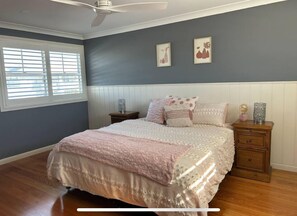 5 bedrooms, iron/ironing board, WiFi, bed sheets