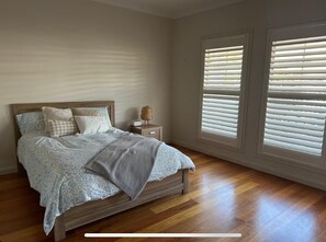 5 bedrooms, iron/ironing board, WiFi, bed sheets