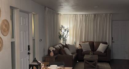 Charming 2-bedroom house in Daytona Beach Shores with Theater Room