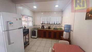 Cookware/dishes/utensils, spices