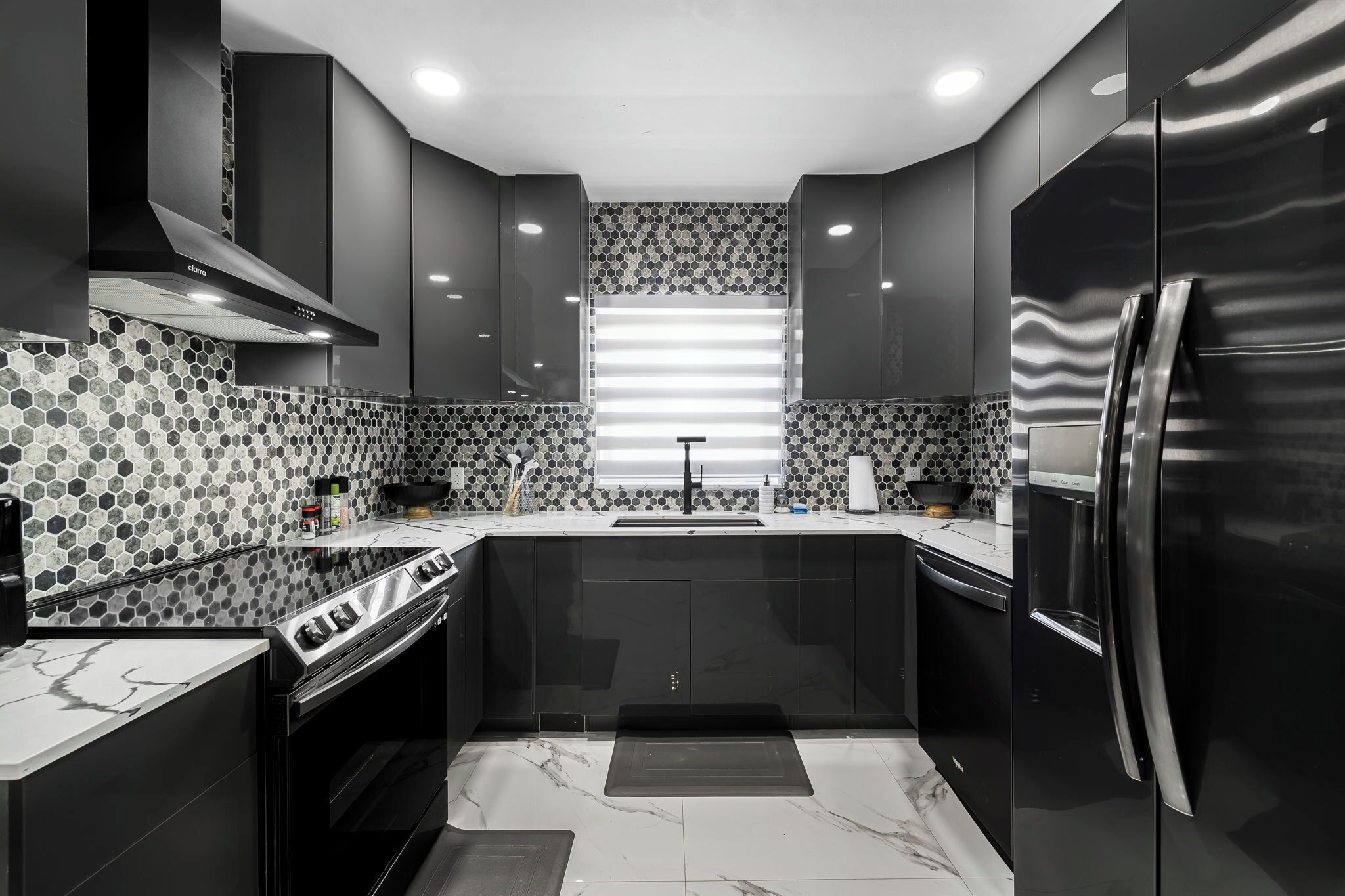 Mikrobølgeovn, ovn, kokeplater og oppvaskmaskin