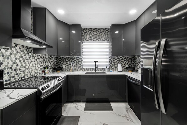 Een microgolfoven, een oven, een kookplaat, een vaatwasser