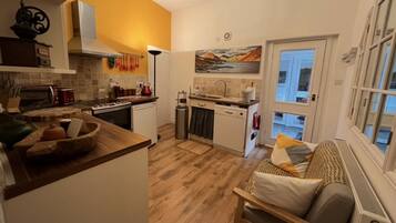 Een koelkast, een microgolfoven, een oven, een vaatwasser