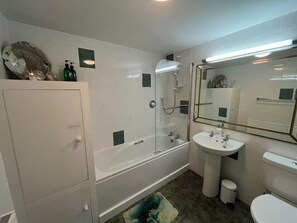 Haartrockner, Handtücher, Seife, Shampoo