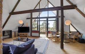 Living area - 2 bedroom awesome home in Humble (Humble)