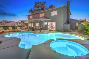 Una piscina al aire libre, una piscina climatizada