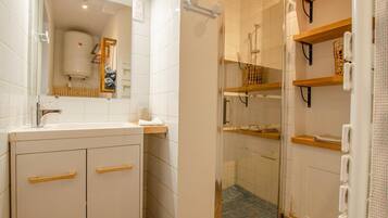 Douche, serviettes fournies