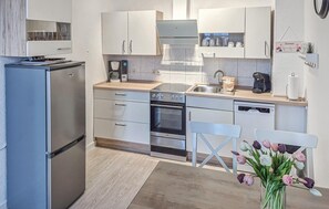 Refrigerador, parrilla de estufa, lavavajillas y cafetera y tetera 