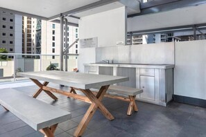 تناول الطعام بالخارج