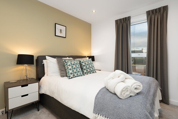 2 bedrooms, iron/ironing board, free WiFi, bed sheets - Spacious modern 2BR Old Trafford + Free Parking (Stretford)