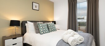 Spacious modern 2BR Old Trafford + Free Parking
