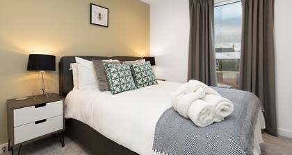 Spacious modern 2BR Old Trafford + Free Parking