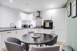 Fridge, microwave, oven, stovetop - Spacious modern 2BR Old Trafford + Free Parking (Stretford)