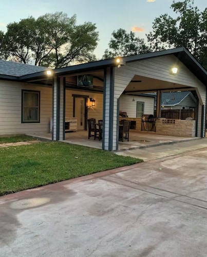 Charming 2-bedroom 2 full bathroom house in Balch Springs with AC, WiFi