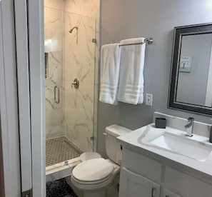Shower, hair dryer, towels, soap - Charming 2-bedroom 2 full bathroom house in Balch Springs with AC, WiFi (Balch Springs)