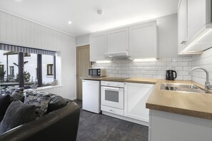 Réfrigérateur, four à micro-ondes, un four, surface de cuisson