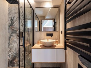 Douche, sèche-cheveux, serviettes fournies