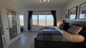 4 bedrooms, iron/ironing board, free WiFi, bed sheets