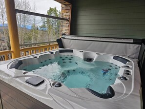 Outdoor spa tub - 🎄Winter Wonderland  Ski In/Out 3.5 bedroom Mountain Oasis and Golfers Paradise🎄 (Kimberley)