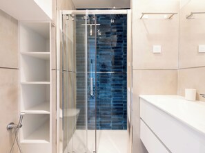 Shower, free toiletries, hair dryer, towels