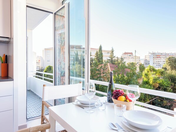 Outdoor dining - 1-Br Apartment Quiet Area near Cannes Center (Cannes)