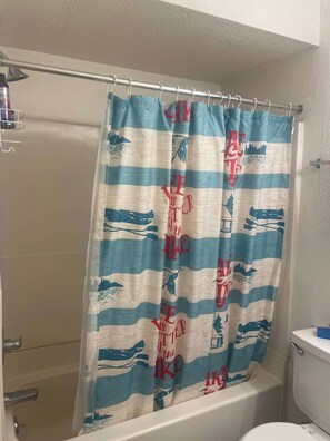 Hair dryer, towels, soap, toilet paper - C’mon Vibe Bed and Breakfast (Metairie)