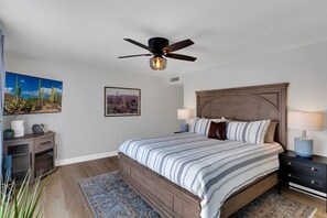 3 slaapkamers, een bureau, een strijkplank/strijkijzer, reisbedje