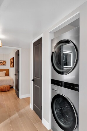 3 chambres, bureau, fer et planche à repasser, lit parapluie