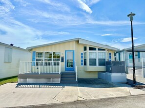 Exterior - Come and enjoy paradise in this spacious beach home (Jensen Beach)