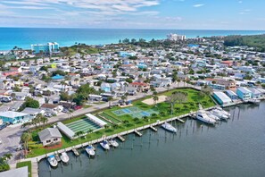 Marina - Come enjoy paradise in this awesome beach house with large open kitchen, dining and living area. (Jensen Beach)