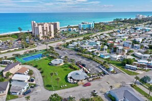 Exterior - Come enjoy paradise in this awesome beach house with large open kitchen, dining and living area. (Jensen Beach)